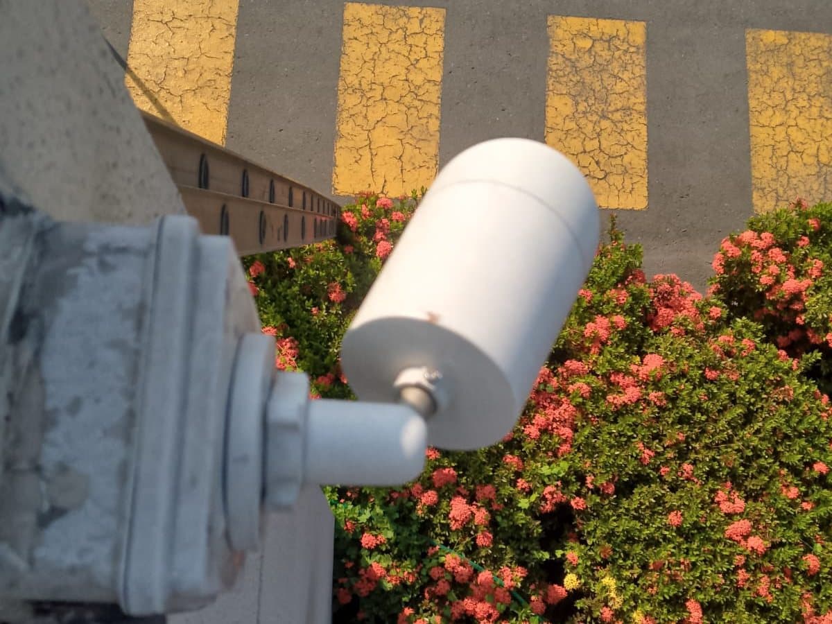 Cámara de videovigilancia instalada en exterior, en operación.