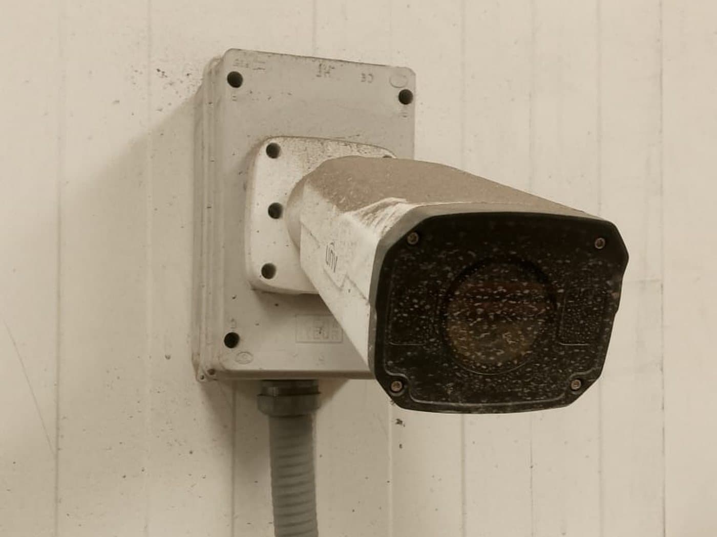 Cámara tipo bala instalada sobre pared, con la canalización flexible hacia la caja de paso.
